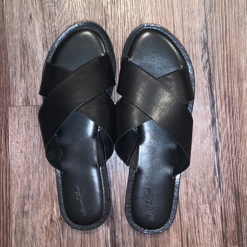 Size 9 Universal Thread black sandals